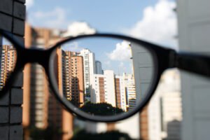 Mulher com a visão cansada - Sintoma da miopia