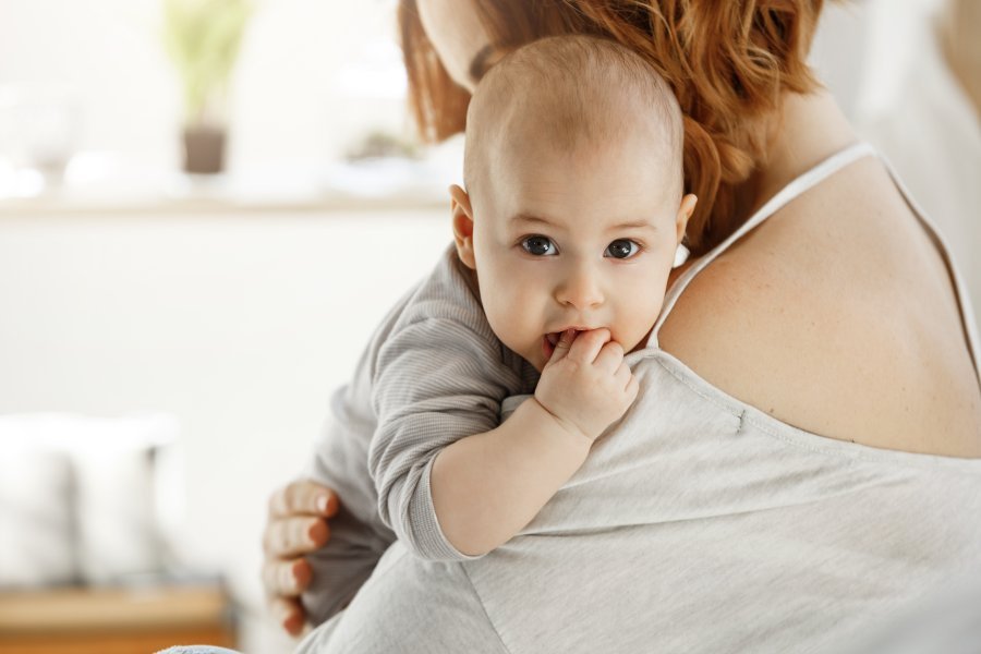 Bebê no colo da mãe
