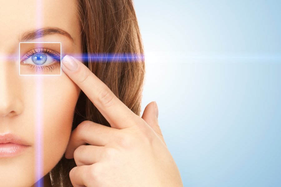 Laser sobre olho de mulher.