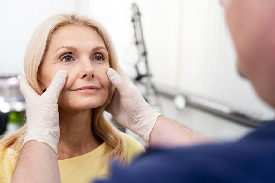 Médico avaliando olhos de mulher.