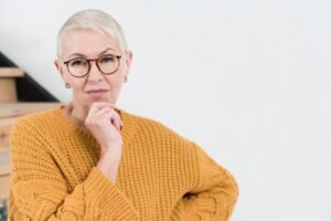 Mulher de meia idade parecendo desconfiada