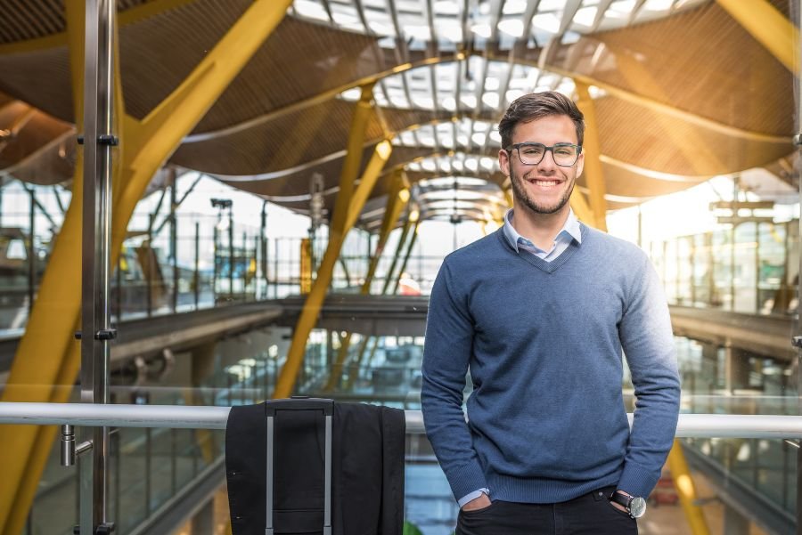 Jovem em aeroporto