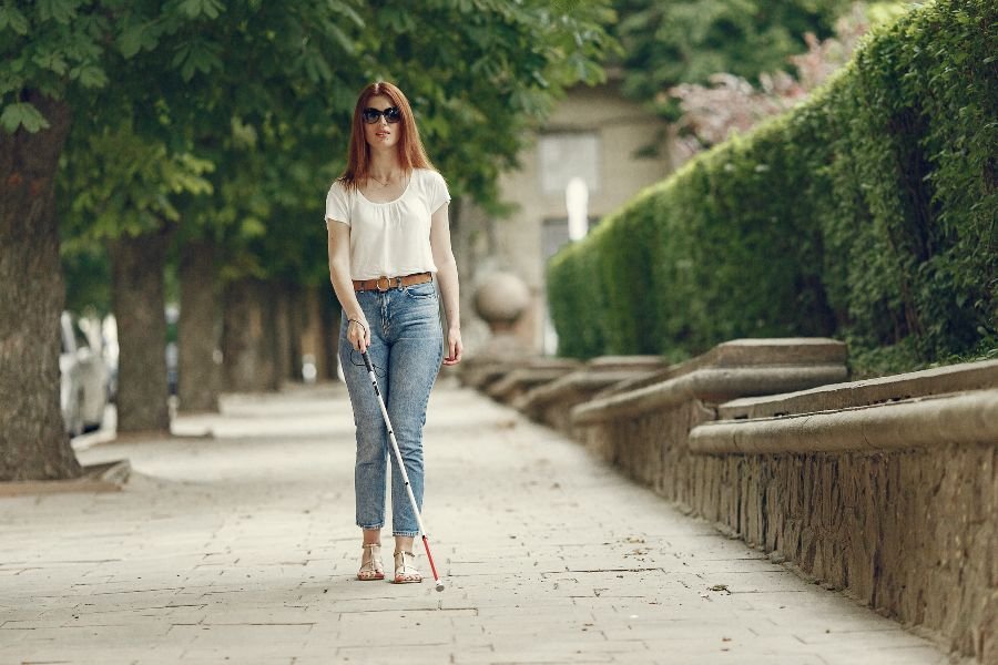 Mulher cega andando na rua.