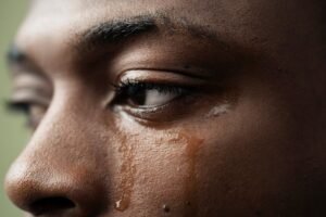 Olhos lacrimejando é uma condição comum que pode indicar a presença de problemas oculares.