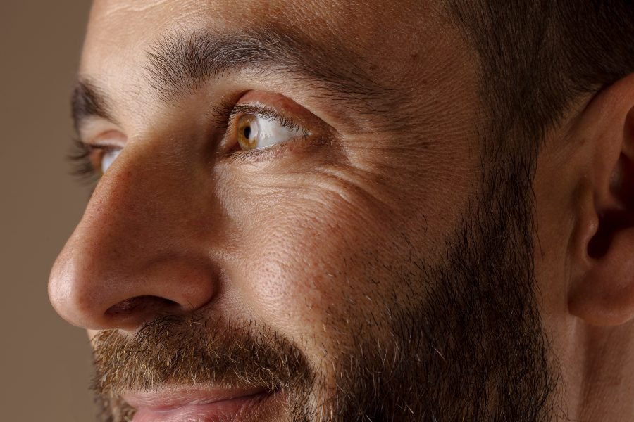 Homem visto de perfil.